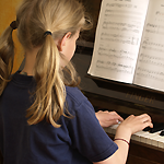 Klavier spielendes Kind